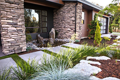 Diseño de fachada gris moderna de tamaño medio de dos plantas con revestimientos combinados y tejado plano