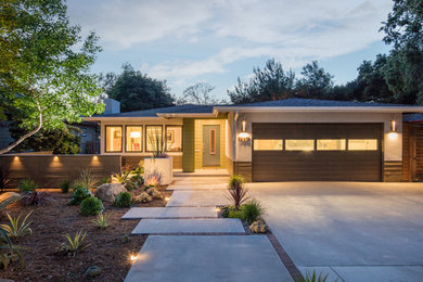 Großes, Einstöckiges Rustikales Haus mit grüner Fassadenfarbe, Walmdach und Schindeldach in San Luis Obispo