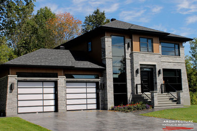 モントリオールにあるコンテンポラリースタイルのおしゃれな家の外観 (石材サイディング) の写真
