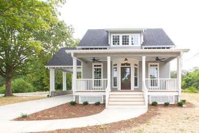 Mid-sized country gray one-story vinyl exterior home idea in Nashville with a shingle roof