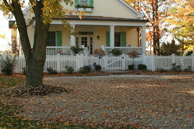 Foto de fachada de casa beige de estilo de casa de campo de tamaño medio de dos plantas con revestimiento de madera, tejado a dos aguas y tejado de teja de madera