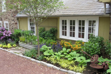 Foto de fachada de casa beige clásica de tamaño medio de una planta con revestimiento de madera, tejado a dos aguas y tejado de teja de madera