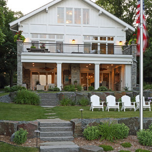 Mittelgroßes, Zweistöckiges, Weißes Maritimes Einfamilienhaus mit Holzfassade und Schindeldach in Minneapolis