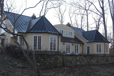 ワシントンD.C.にある高級なトラディショナルスタイルのおしゃれな家の外観 (漆喰サイディング) の写真