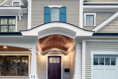 Mittelgroßes, Zweistöckiges Klassisches Einfamilienhaus mit Mix-Fassade, beiger Fassadenfarbe, Satteldach und Schindeldach in Chicago