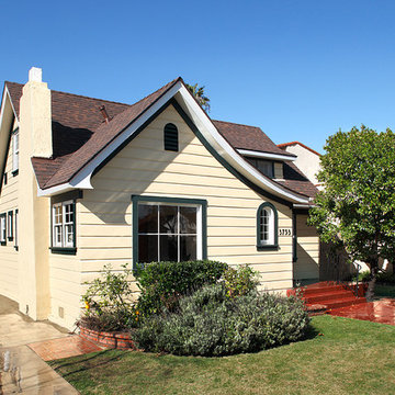Cottage-style house Exterior