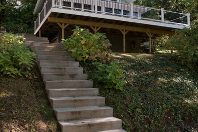 Ejemplo de fachada de casa verde costera pequeña de dos plantas con revestimiento de madera, tejado a dos aguas y tejado de teja de madera
