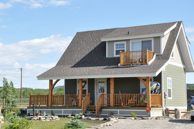 Kleines, Zweistöckiges Rustikales Haus mit Faserzement-Fassade und Satteldach in Calgary