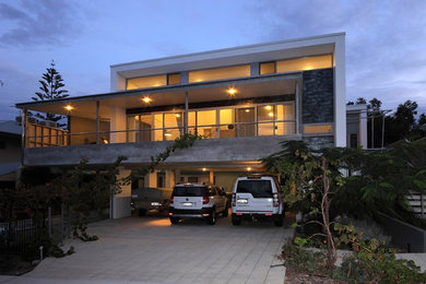 Inspiration för mellanstora moderna hus, med två våningar, blandad fasad och platt tak