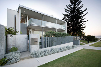 Diseño de fachada gris de dos plantas con tejado plano
