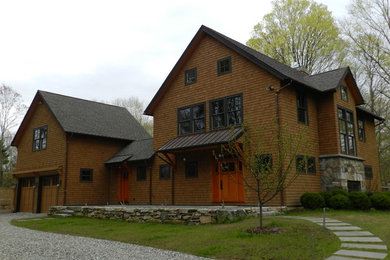 На фото: деревянный, коричневый дом в стиле кантри с