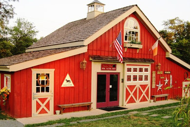 Cette photo montre une façade de maison rouge nature en bois de taille moyenne et de plain-pied avec un toit à deux pans.
