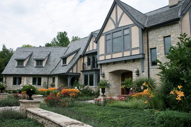 Diseño de fachada de casa tradicional de tres plantas con tejado a dos aguas y tejado de teja de barro