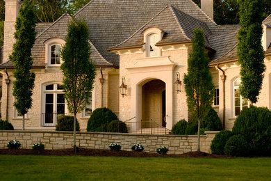 ナッシュビルにあるラグジュアリーなトラディショナルスタイルのおしゃれな家の外観 (石材サイディング) の写真