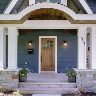 Foto della facciata di una casa classica con rivestimento in legno