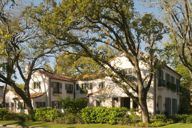 ヒューストンにある地中海スタイルのおしゃれな家の外観の写真