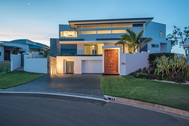 Geräumiges, Dreistöckiges Modernes Haus mit Betonfassade, weißer Fassadenfarbe und Flachdach in Brisbane