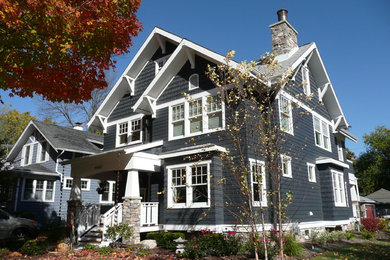 Пример оригинального дизайна: трехэтажный, синий дом среднего размера в стиле кантри с комбинированной облицовкой и двускатной крышей