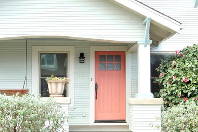 Exemple d'une façade de maison bleue craftsman de taille moyenne et de plain-pied avec un revêtement mixte.