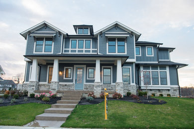 Großes, Zweistöckiges Rustikales Haus mit grauer Fassadenfarbe, Faserzement-Fassade und Satteldach in Indianapolis