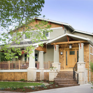 Esempio della facciata di una casa american style con rivestimento in legno