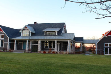 Imagen de fachada de casa gris de estilo americano de tamaño medio de una planta con revestimiento de madera, tejado a dos aguas y tejado de teja de madera