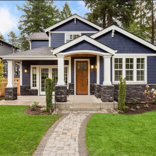 Modelo de fachada de casa azul, de estilo americano, de tamaño medio, de dos plantas, con revestimiento de piedra, tejado a dos aguas y tejado de teja de madera