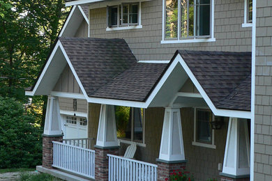 Modelo de fachada marrón de estilo americano de tamaño medio de dos plantas con revestimiento de madera y tejado a dos aguas