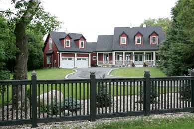 Идея дизайна: красный частный загородный дом в стиле кантри