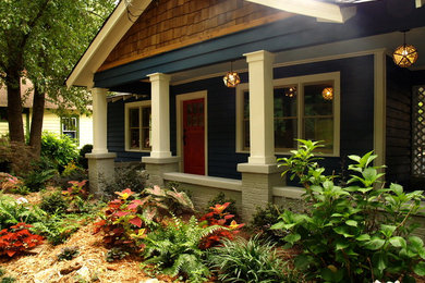 Immagine della facciata di una casa blu american style a due piani di medie dimensioni con rivestimento in legno e tetto a capanna
