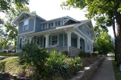 Ejemplo de fachada de casa azul clásica de tamaño medio de dos plantas con revestimiento de vinilo, tejado a dos aguas y tejado de teja de madera