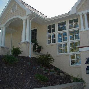 Example of an arts and crafts exterior home design in Columbus