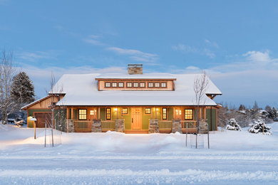 Foto della villa verde american style a un piano di medie dimensioni con rivestimenti misti e tetto a capanna