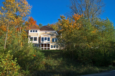 Ispirazione per la facciata di una casa beige american style a due piani con rivestimenti misti
