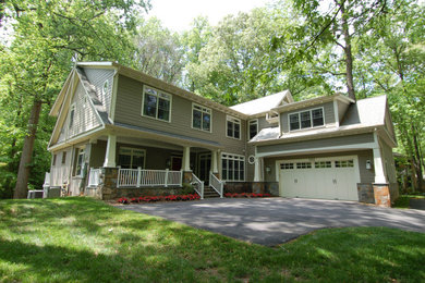 ワシントンD.C.にある高級なトラディショナルスタイルのおしゃれな家の外観 (ビニールサイディング) の写真