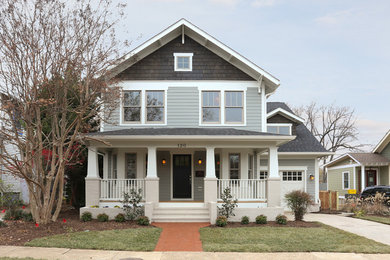 Свежая идея для дизайна: двухэтажный, серый дом в стиле кантри - отличное фото интерьера