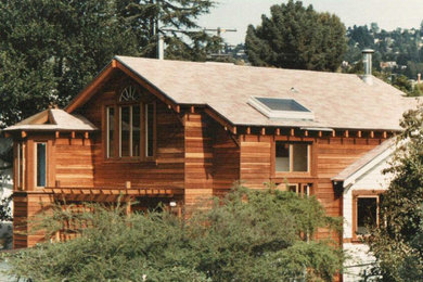 Foto de fachada de casa marrón de estilo americano grande de dos plantas con revestimiento de madera