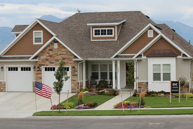 Ejemplo de fachada beige de estilo americano de tamaño medio de dos plantas con revestimientos combinados y tejado a dos aguas