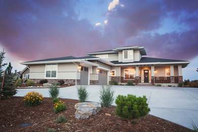 Großes, Zweistöckiges Rustikales Einfamilienhaus mit grauer Fassadenfarbe, Walmdach, Schindeldach und Mix-Fassade in Denver