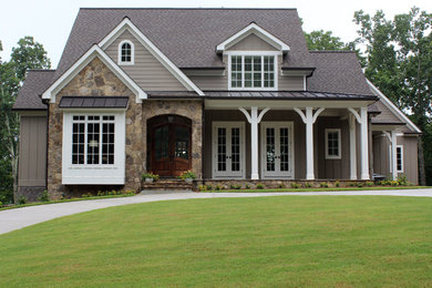 Foto de fachada de casa beige de estilo americano de tamaño medio de dos plantas con revestimientos combinados y tejado de varios materiales