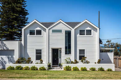 Свежая идея для дизайна: двухэтажный, белый частный загородный дом в морском стиле с двускатной крышей и черепичной крышей - отличное фото интерьера