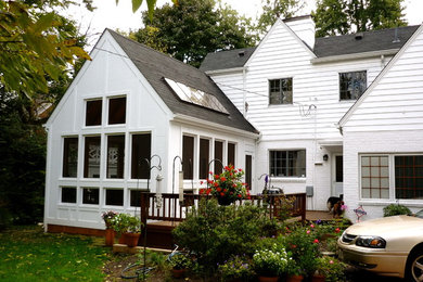 Diseño de fachada de casa blanca y gris de estilo americano grande de dos plantas con tejado de teja de madera