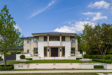 Imagen de fachada de casa multicolor actual grande de dos plantas con tejado a cuatro aguas, tejado de metal y revestimientos combinados