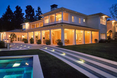 ロサンゼルスにある高級な巨大なトラディショナルスタイルのおしゃれな家の外観の写真