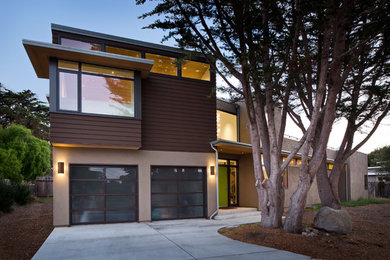 Imagen de fachada marrón minimalista de tamaño medio de dos plantas con revestimiento de aglomerado de cemento
