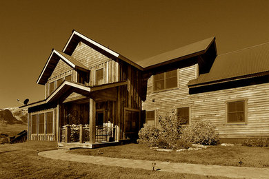 Esempio della facciata di una casa marrone rustica a due piani di medie dimensioni con rivestimento in legno