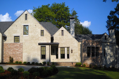 Esempio della facciata di una casa classica a due piani con rivestimento in stucco