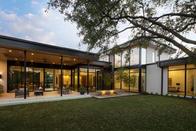 Großes, Zweistöckiges Modernes Einfamilienhaus mit Backsteinfassade, bunter Fassadenfarbe und Flachdach in Dallas
