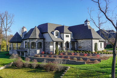 Diseño de fachada de casa azul clásica renovada con tejado de teja de madera