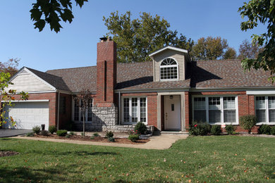 Modelo de fachada marrón de estilo americano grande de dos plantas con revestimientos combinados y tejado a dos aguas